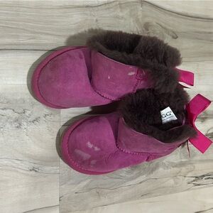 Girls pink uggs with bow size 7/8
